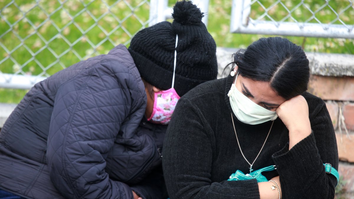 Escenas como estas, personas esperando información en las veredas, se pueden observar en los exteriores de los hospitales Enrique Garcés e IESS Quito en el sur de la capital.
