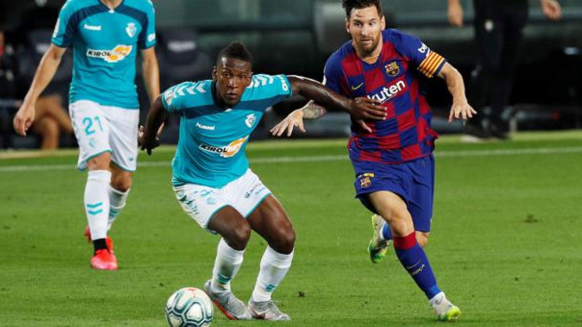 Pervis Estupiñán (i) está en ascenso.En la temporada anterior jugó para el Osasuna.