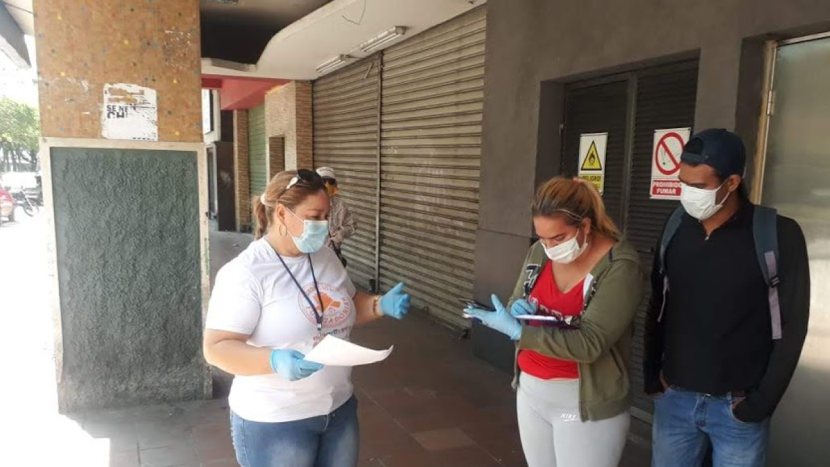 Los voluntarios acuden a dar apoyo a las familias de niños cáncer con la entrega de donaciones.