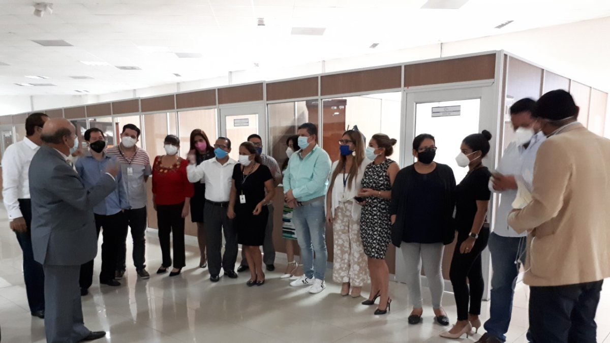 Diálogo. Reinaldo Cevallos (i) analiza con sus compañeros la situación económica que atraviesan los judiciales.