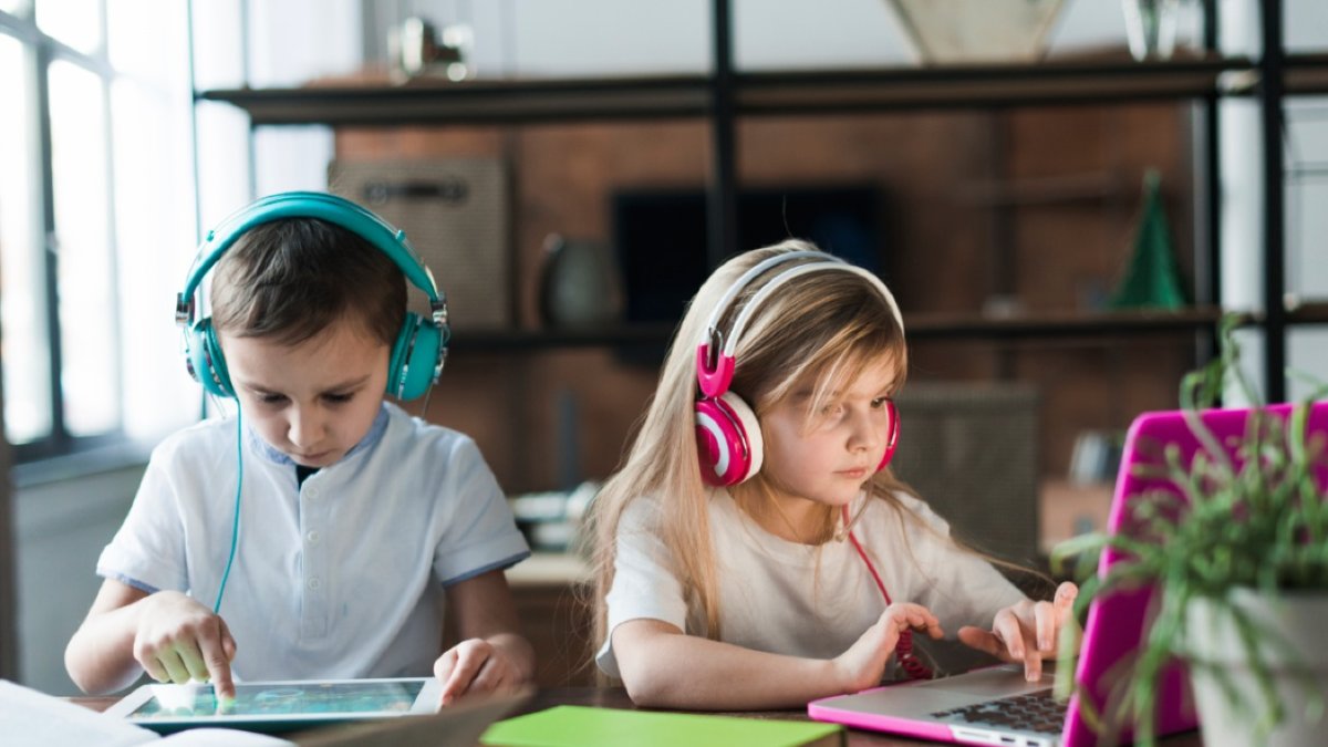 Fotografía de dos niños usando tablets.