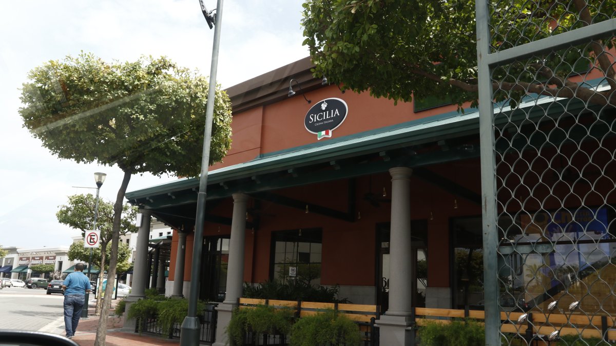 Hecho. El asesinato ocurrió al finalizar la tarde del lunes en los exteriores de una cafetería de una plaza comercial de Samborondón.