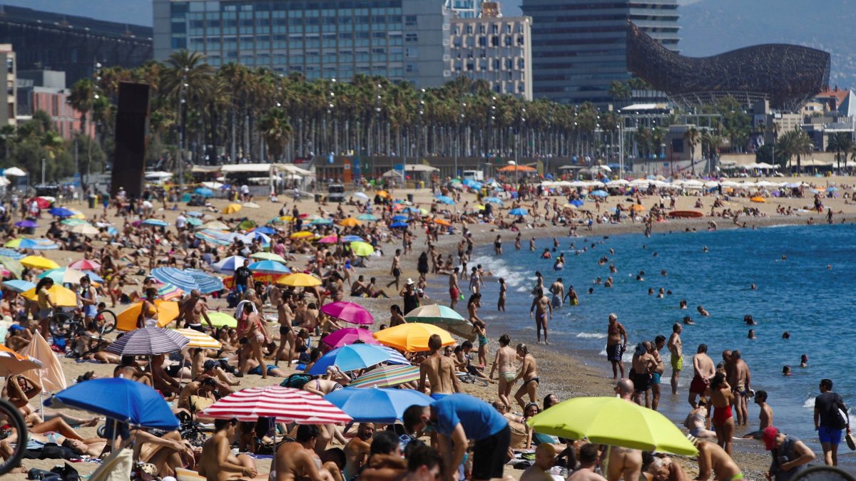 VALENCIA. Miles de personas aparecen en la playa de la Malvarrosa, donde esta semana se impuso la obligatoriedad del uso de las mascarillas en todos los espacios públicos.