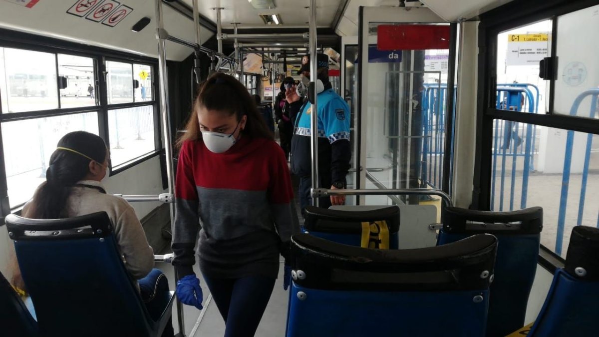 En las unidades de transportes los agentes metropolitanos controlan el uso de la mascarrilla y el aforo.