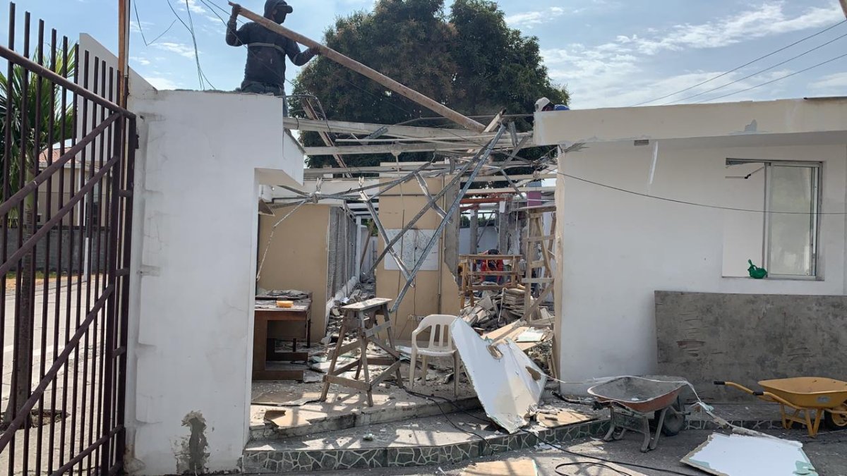 Maestros trabajan donde se edifica un gimnasio en La Puntilla.