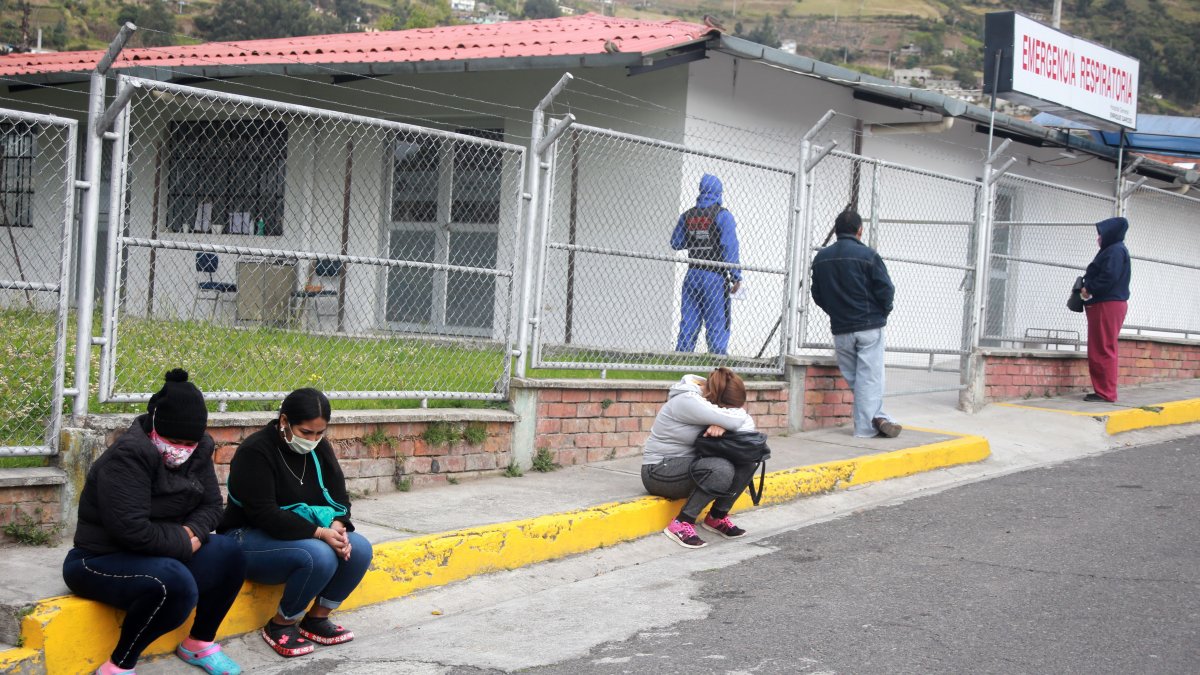 Personas esperan información en los exteriores de hospitales de Quito como el Enrique Garcés y el IESS Quito.