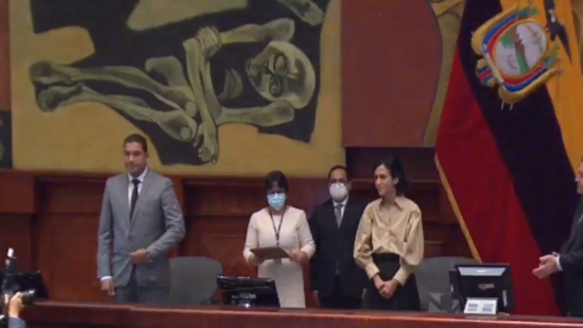 María Alejandra Muñoz  junto a los dos vicepresidentes de la Asamblea, César Solórzano y Patricio Donoso en la posesión
