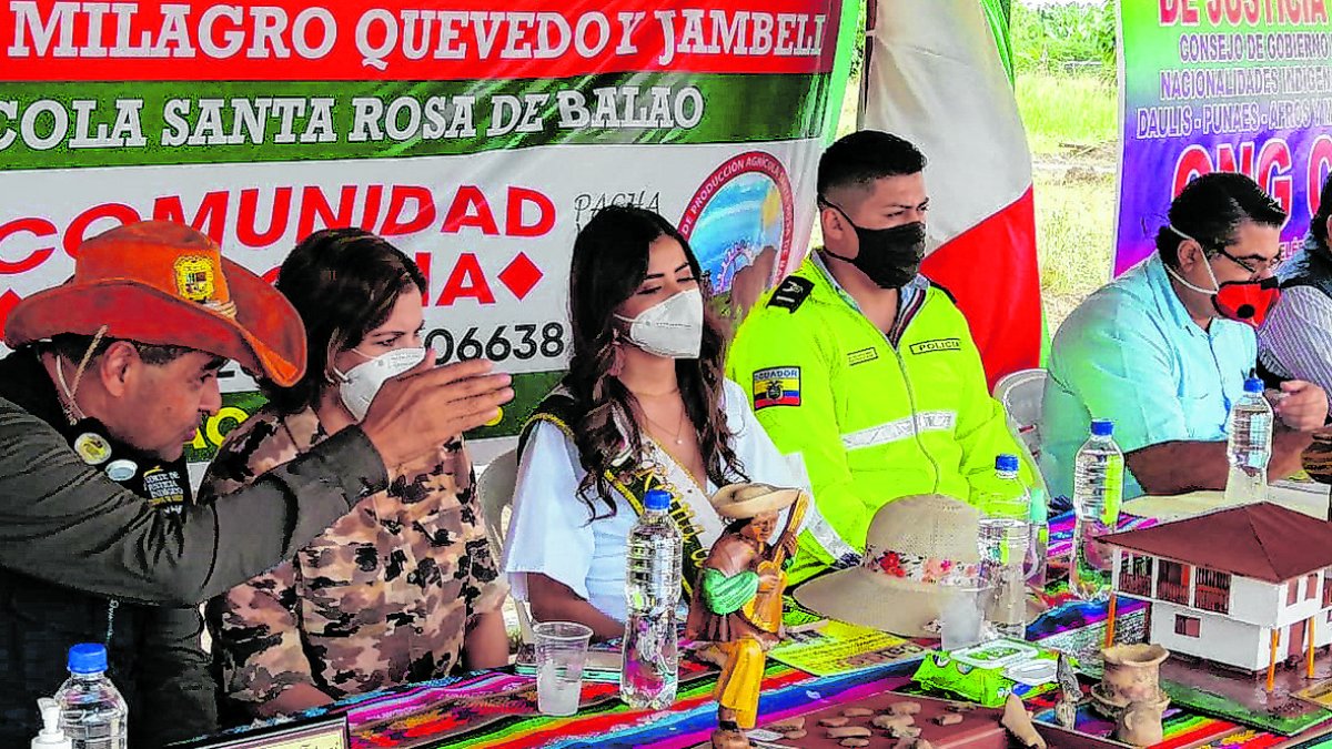 Evento. Autoridades nacionales y representantes de Balao estuvieron presentes en la entrega de los predios a habitantes de San Carlos.