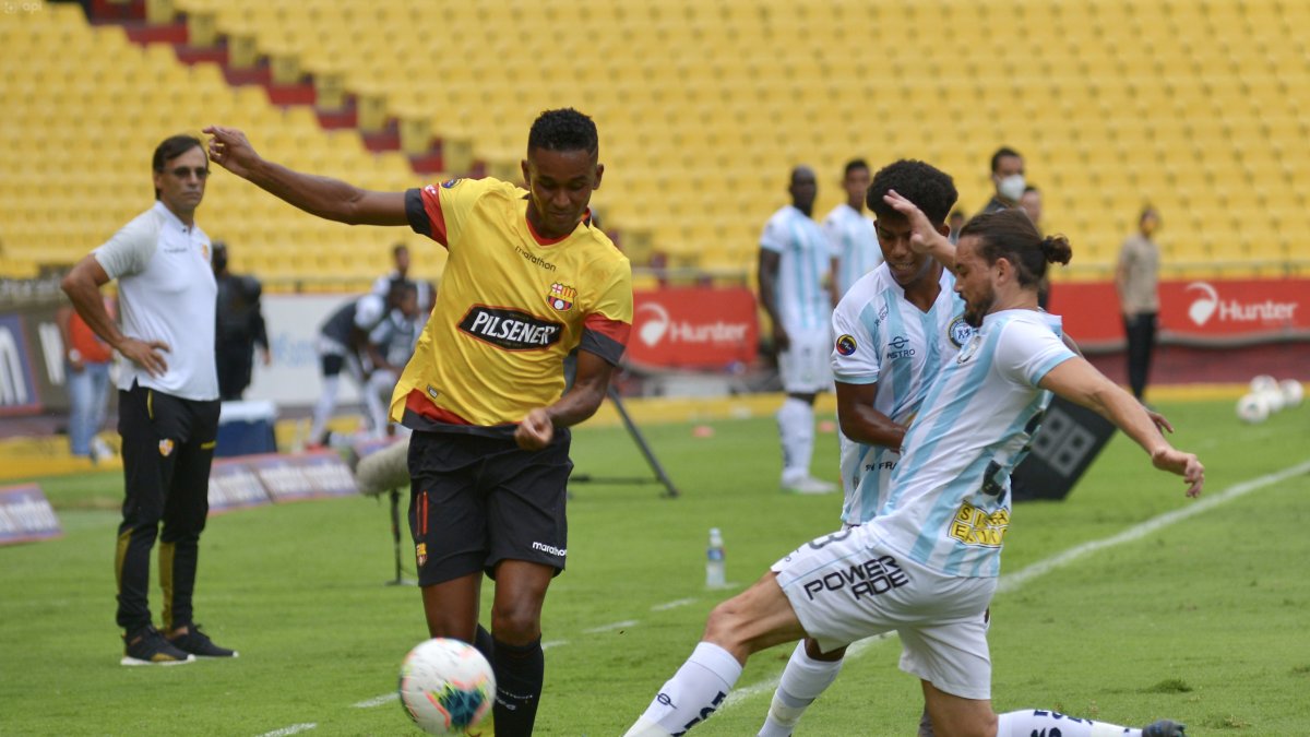 Fidel Martínez (i), delantero de Barcelona, domina el balón ante la marca de jugadores del City.