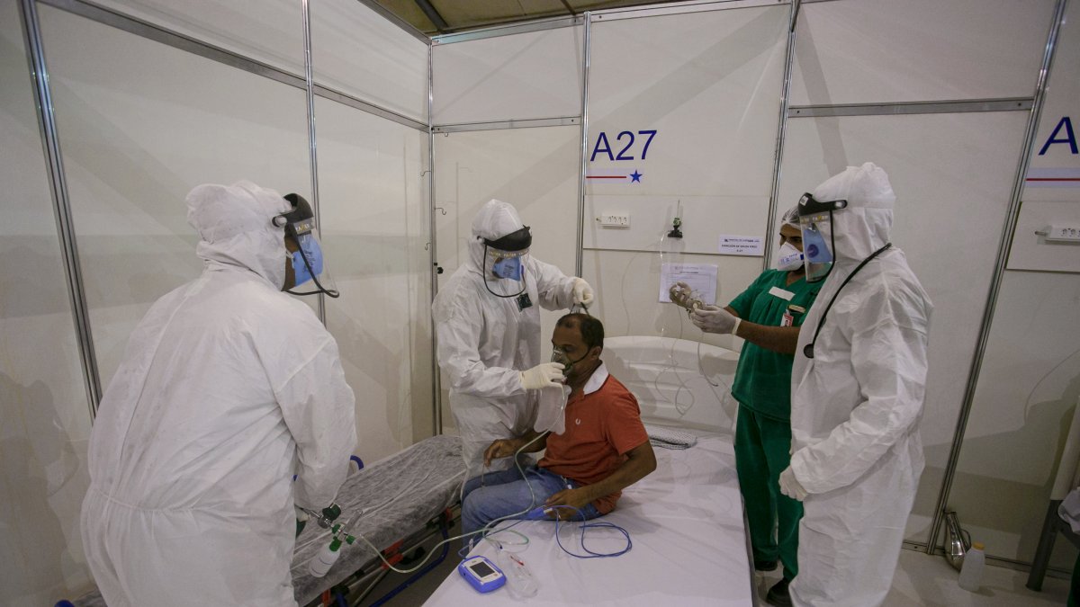 BRASILIA. Un brasileño recibe atención médica en uno de las unidades emergentes instalados tras la saturación de los centros formales.