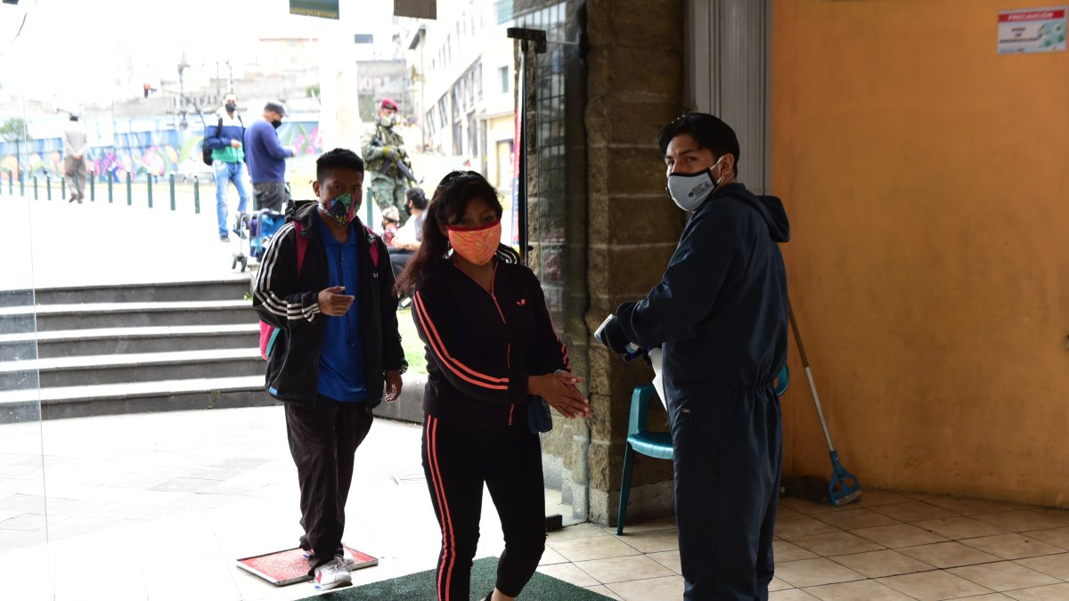 Los centros comerciales de la capital toman medidas de bioseguridad para sus clientes.