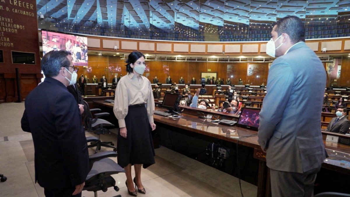 La posesión de la vicepresidenta María Alejandra Muñoz se cumplió sin la presencia de los asambleístas.