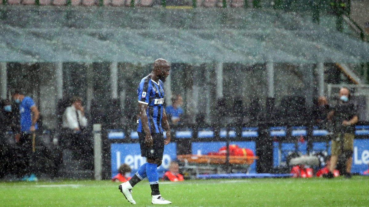 Romelu Lukaku, del Inter de Milan, caminó desolado al final del partido donde su equipo esperaba entrar a la pelea por el título de Italia.