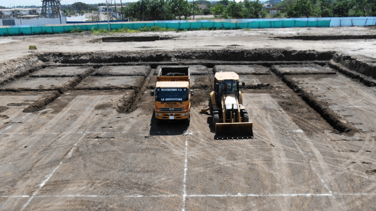 Vista del terreno donde aún se pretende construir el hospital de Pedernales.