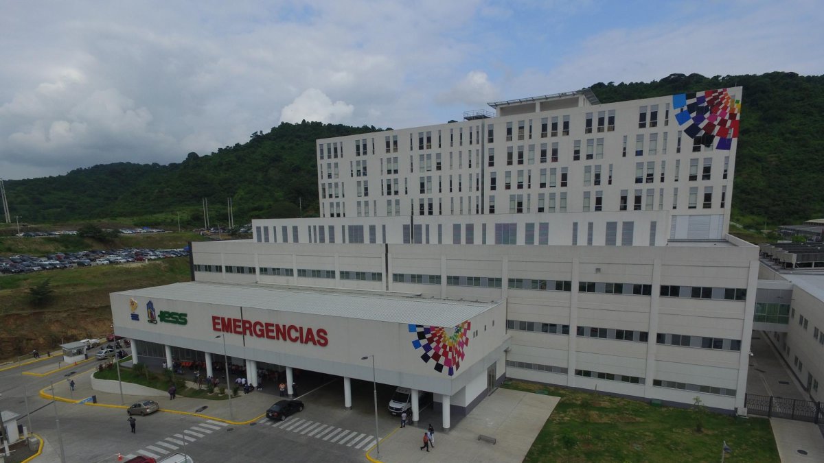 Los Ceibos, las irregularidades afloraron durante la pandemia, cuando se descubrió que el hospital había comprado fundas de cadáveres a 148 dólares.