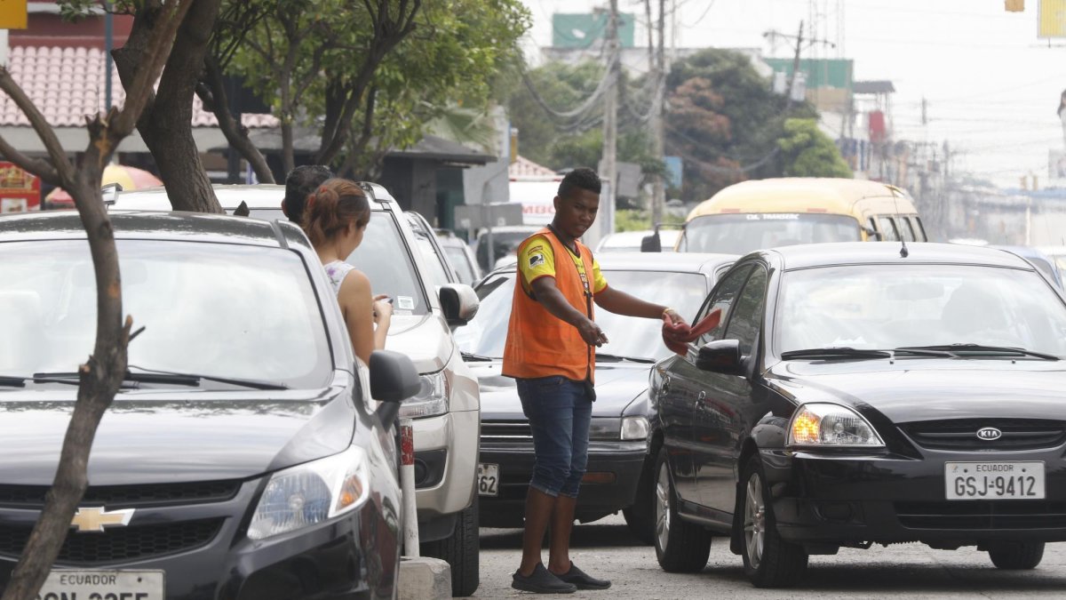 El  tráfico que hay por la mañana en la avenida Rodolfo Baquerizo Nazur