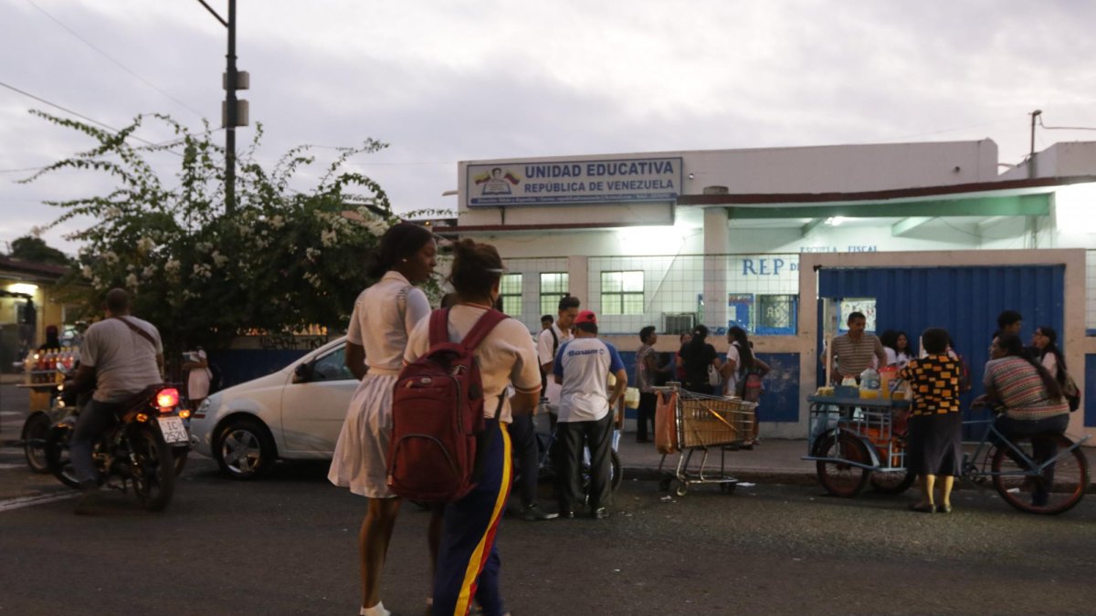 Toque de queda en Ecuador cambia jornada escolar nocturna: cuál es el nuevo horario y dónde aplica