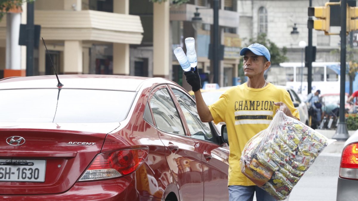 El sector de los trabajadores informales y los desempleados esperan las acciones del Gobierno que los beneficie para mejorar sus ingresos económicos.