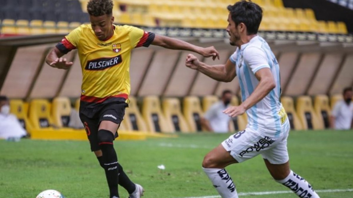 Byron Castillo (i) tuvo que ser retirado en ambulancia del estadio.