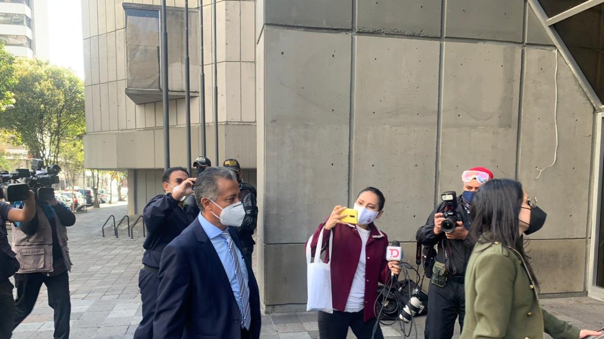 El asambleísta Freddy Alarcón a su llegada a la Fiscalía para rendir una versión en el caso del hospital de Pedernales.