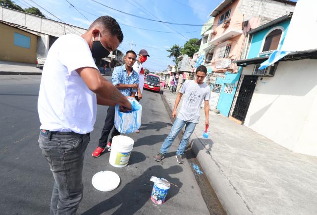 Los Barrios Celebran Las Fiestas Julianas Con Peloteos Relampagos Entre Vecinos