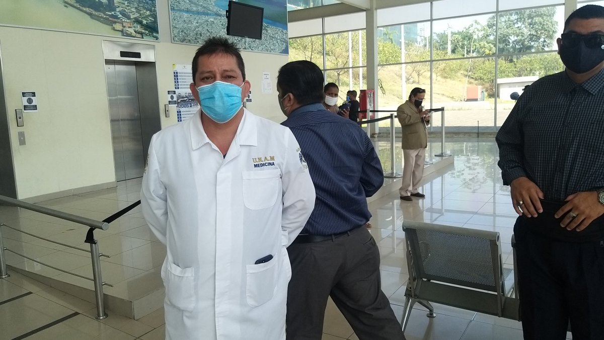 El doctor Álex Díaz ganó el concurso de merecimiento para dirigir el Teodoro Maldonado Carbo.