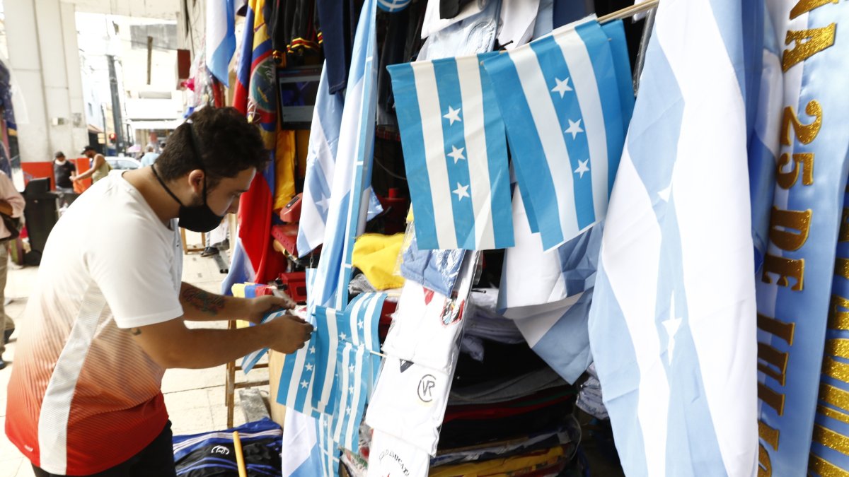 Vendedores del centro de Guayaquil, en los días previos, expusieron productos alusivos  la festividad.