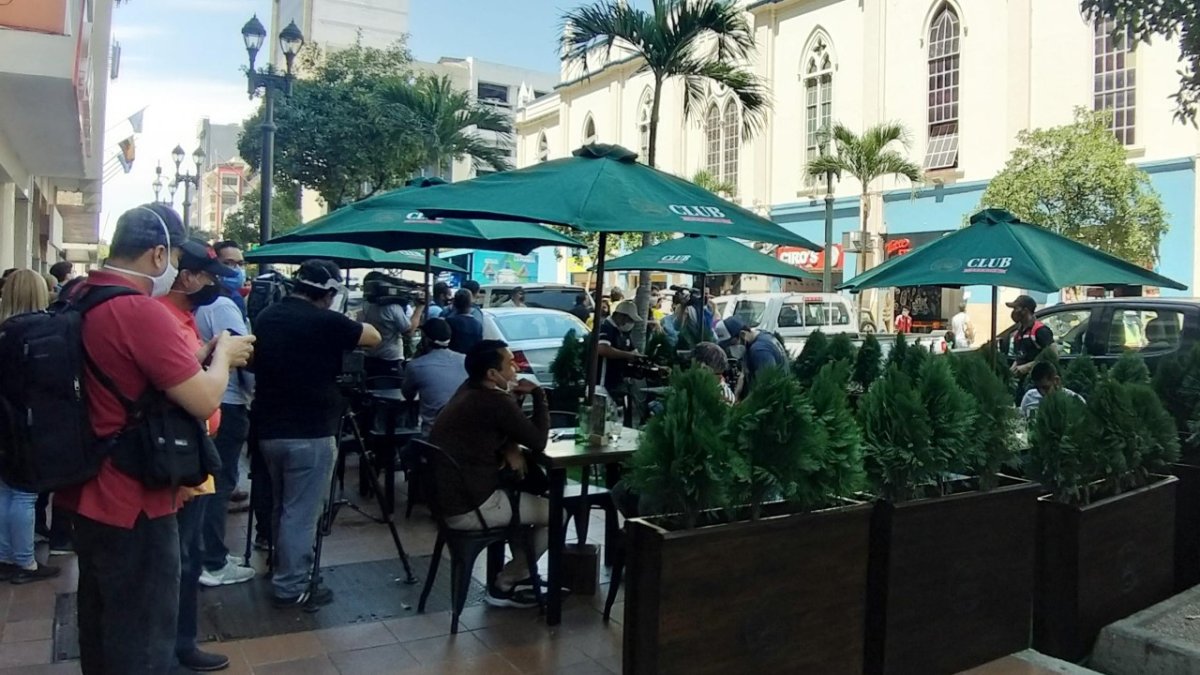 Hecho. Este 23 de julio, uno de los locales del centro había ya sacado las mesas y sillas a las veredas.