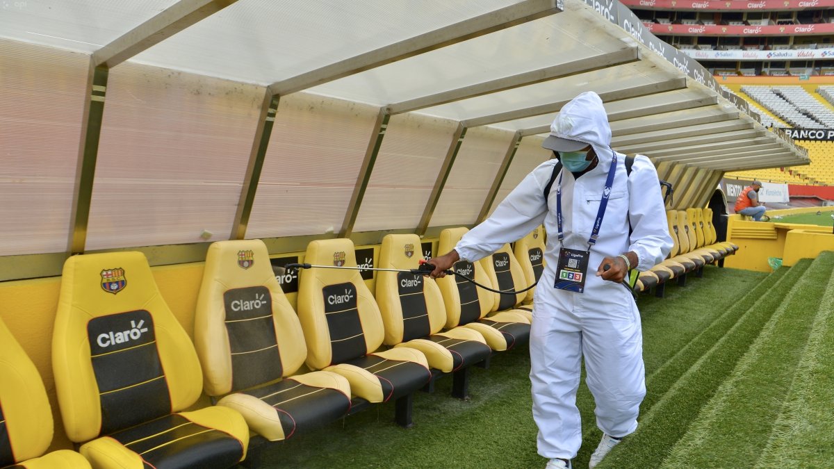 Personal del club estuvo encargado de sanitizar varias áreas del estadio antes y durante el partido.