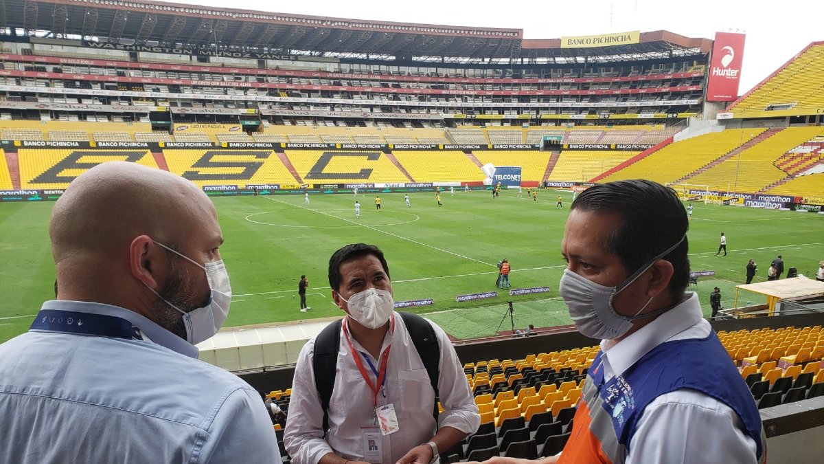Miguel Ángel Loor, presidente de la LigaPro, dialoga con Rommel Salazar, secretario del COE Nacional.