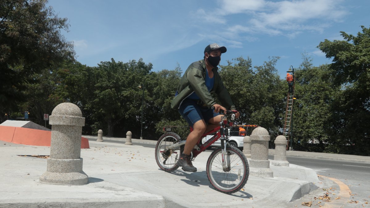 Un ciclista atraviesa la ciclovía adaptada en la regeneración de la avenida Barcelona.