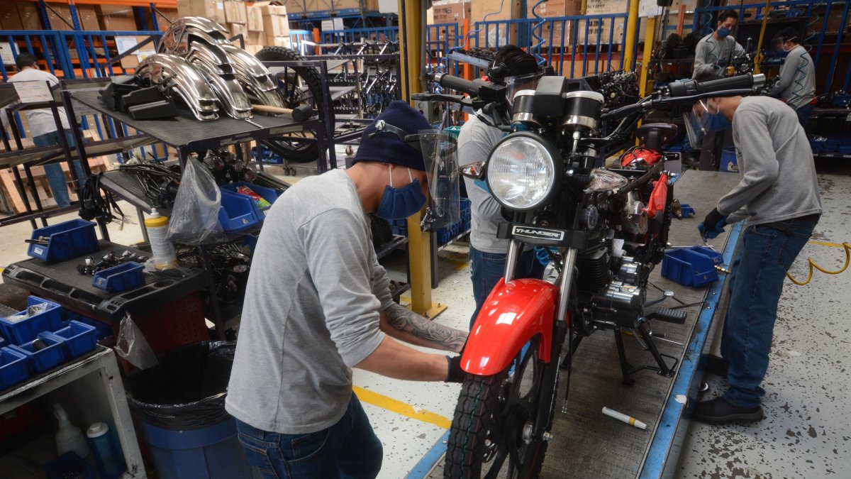 En el norte de Quito, Metaltronic ensambla motocicletas, cuyas ventas se han mantenido estables pese a la crisis.