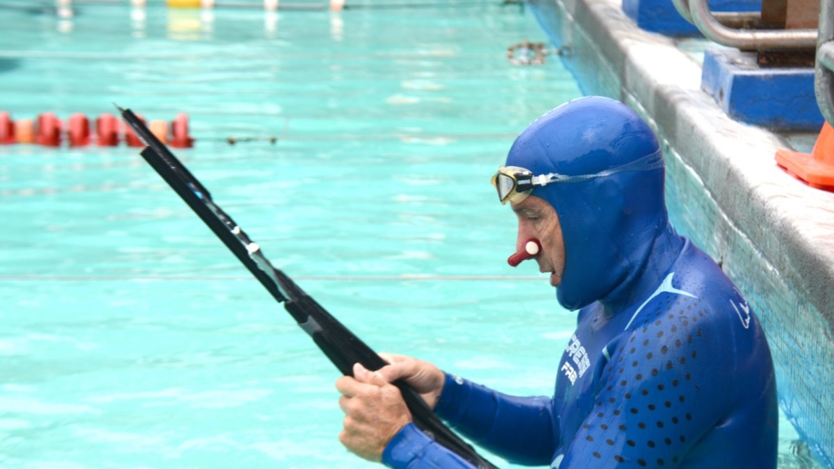 Alfredo Rosado, experimentado deportista ecuatoriano en la disciplina de apnea, afina sus destrezas hace dos semanas nuevamente en el agua.