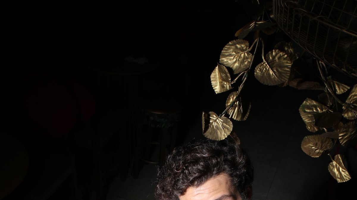 Tiene 24 años y vive en Londres.