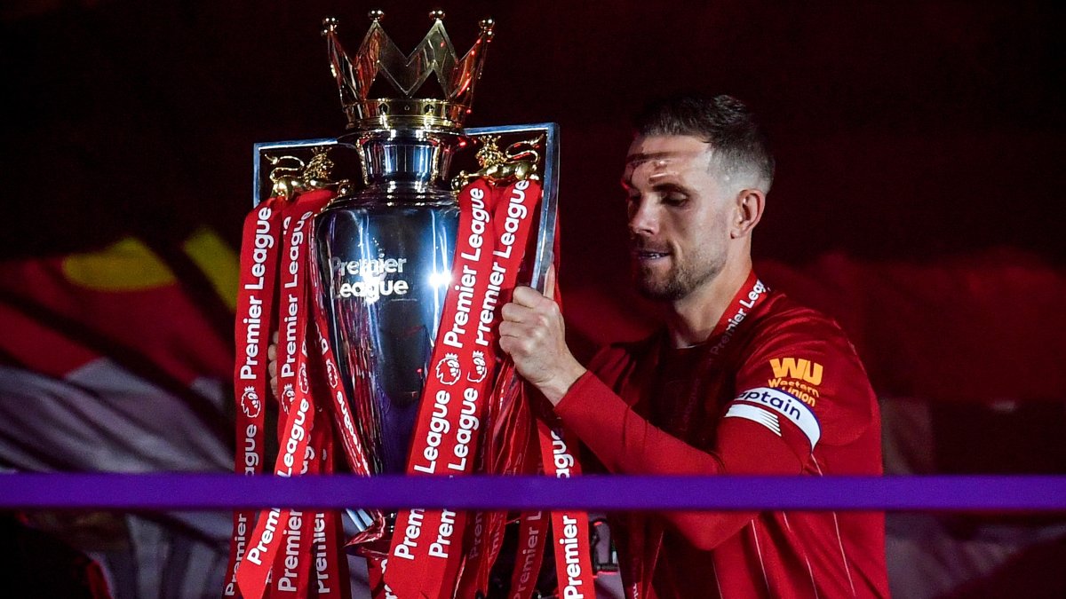 Jordan Herdenson, volante del Liverpool, levanta el trofeo de la Premier durante la celebración del cetro.