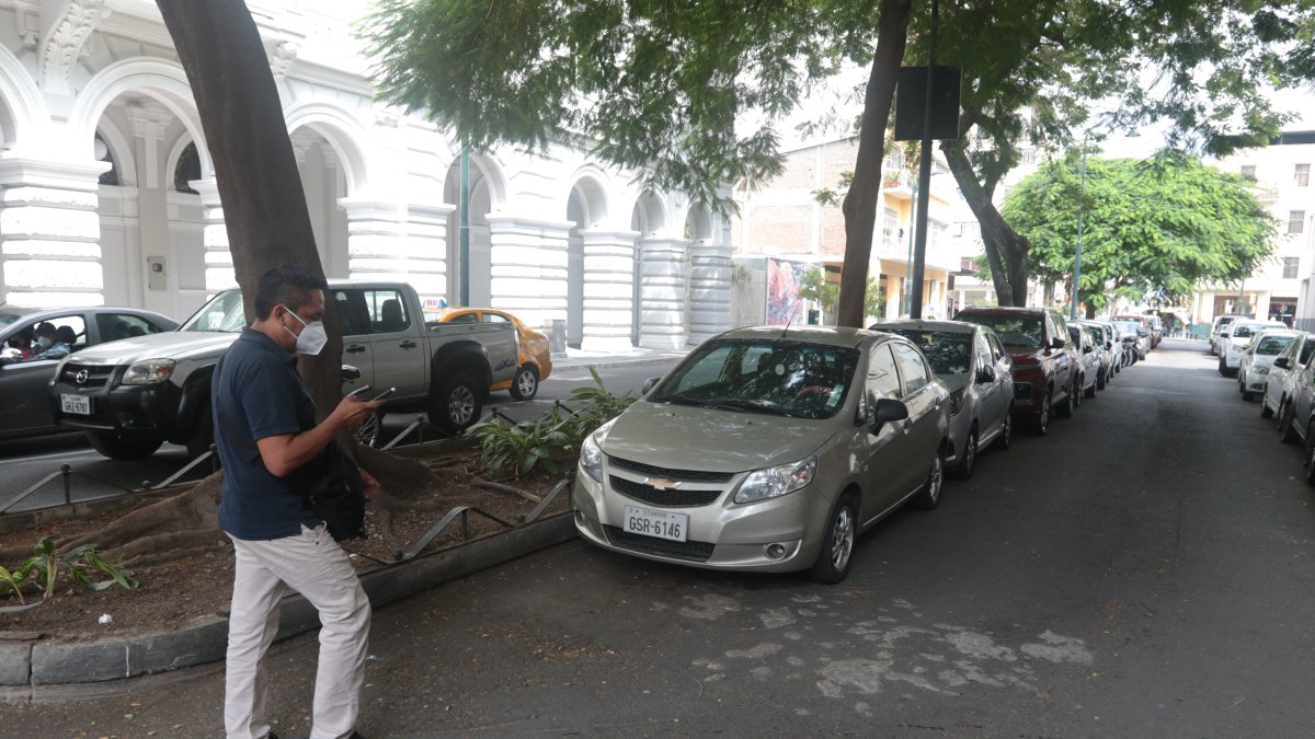 Un tramo de la calle Diez de Agosto. A lo largo de la vía, se retirarán al menos cuarenta parqueos.