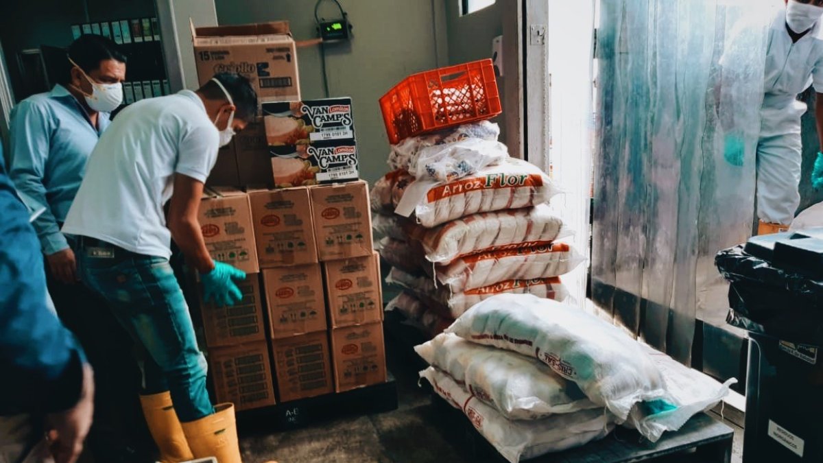 Los estudiantes de la UEES entregaron los víveres a diferentes comunidades de las provincias de Guayas y El Oro.