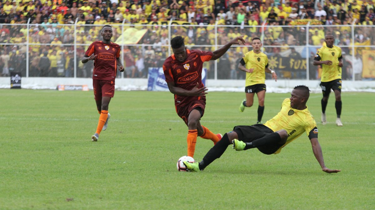 Stalin Caicedo (c) es uno de los jugadores de Barcelona que pasó a reforzar al Deportivo Cuenca.