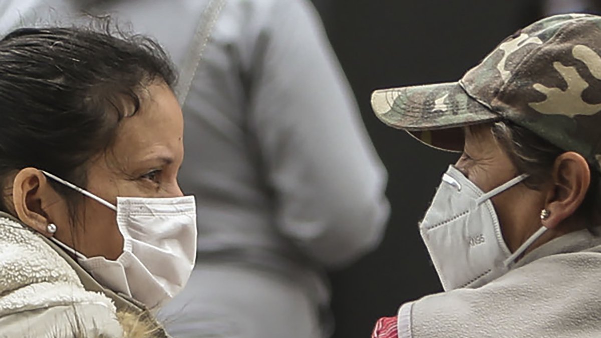 Algunos hospitales de Quito como el Enrique Garcés y el del IESS lucen como en la imagen, con pacientes intentado ser atendidos.