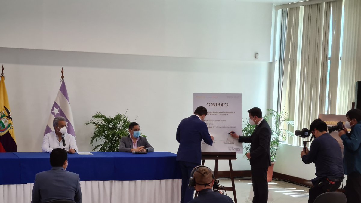 El presidente Lenín Moreno observa la firma del acuerdo entre el ministro Martínez y el representante de Herdoiza Crespo, Javier Freire.