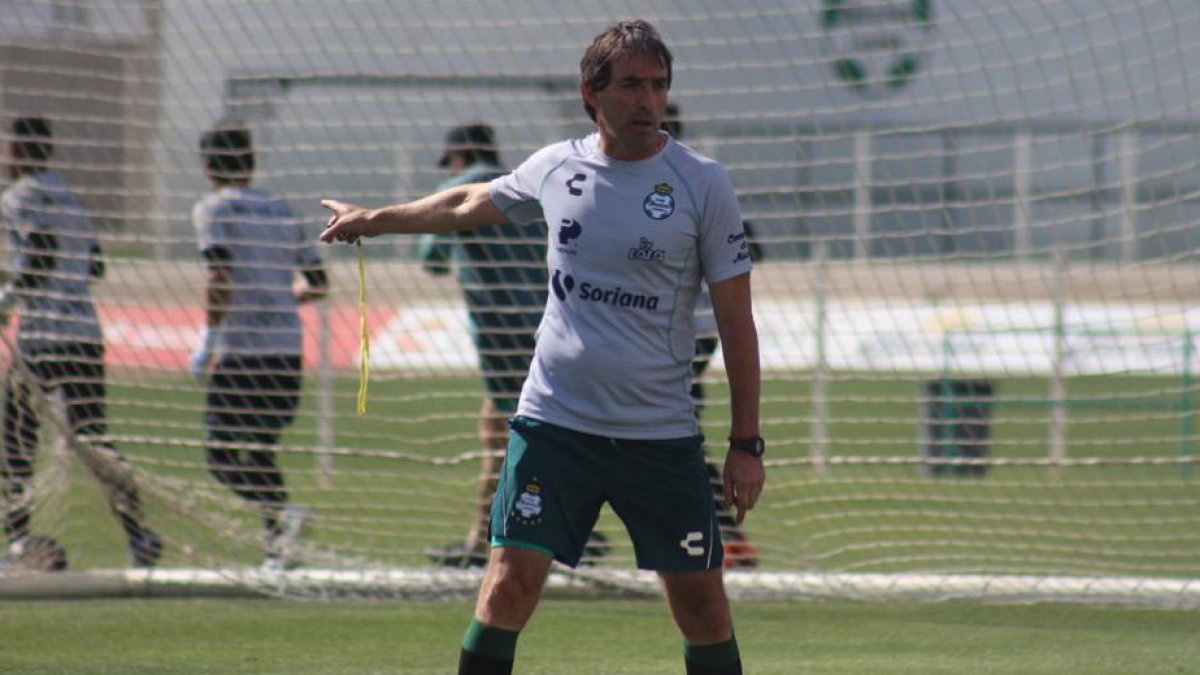 Guillermo Almada, entrenador del Santos Laguna, es uno de los candiatos para dirigir a la Tricolor