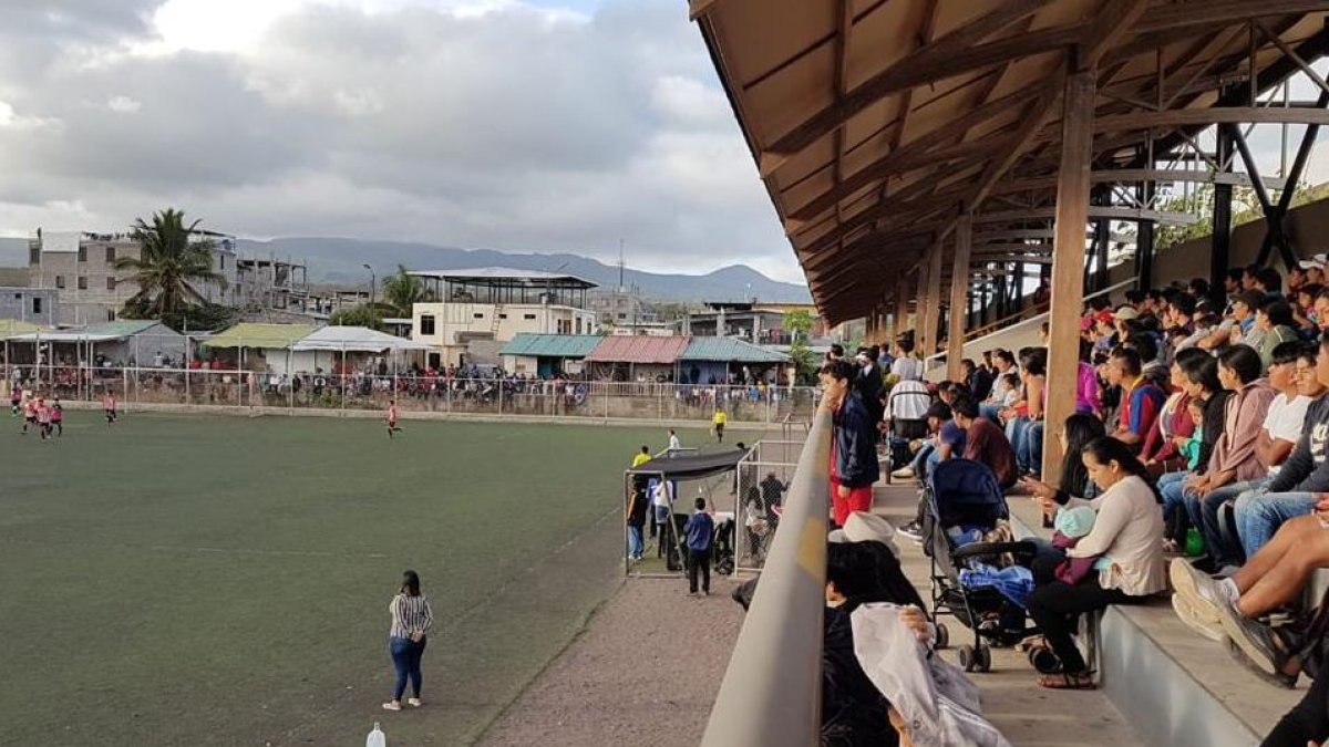 Las competencias organizadas por las ligas barriales y otras agrupaciones cuentan con un buen marco de público.