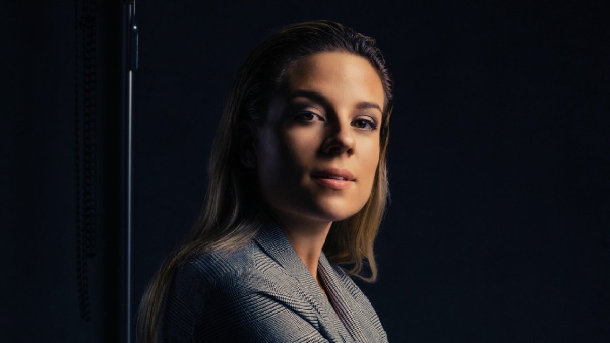 Se muestra como mujer real, que viste con intención, confiada y con la mejor versión de sí misma.