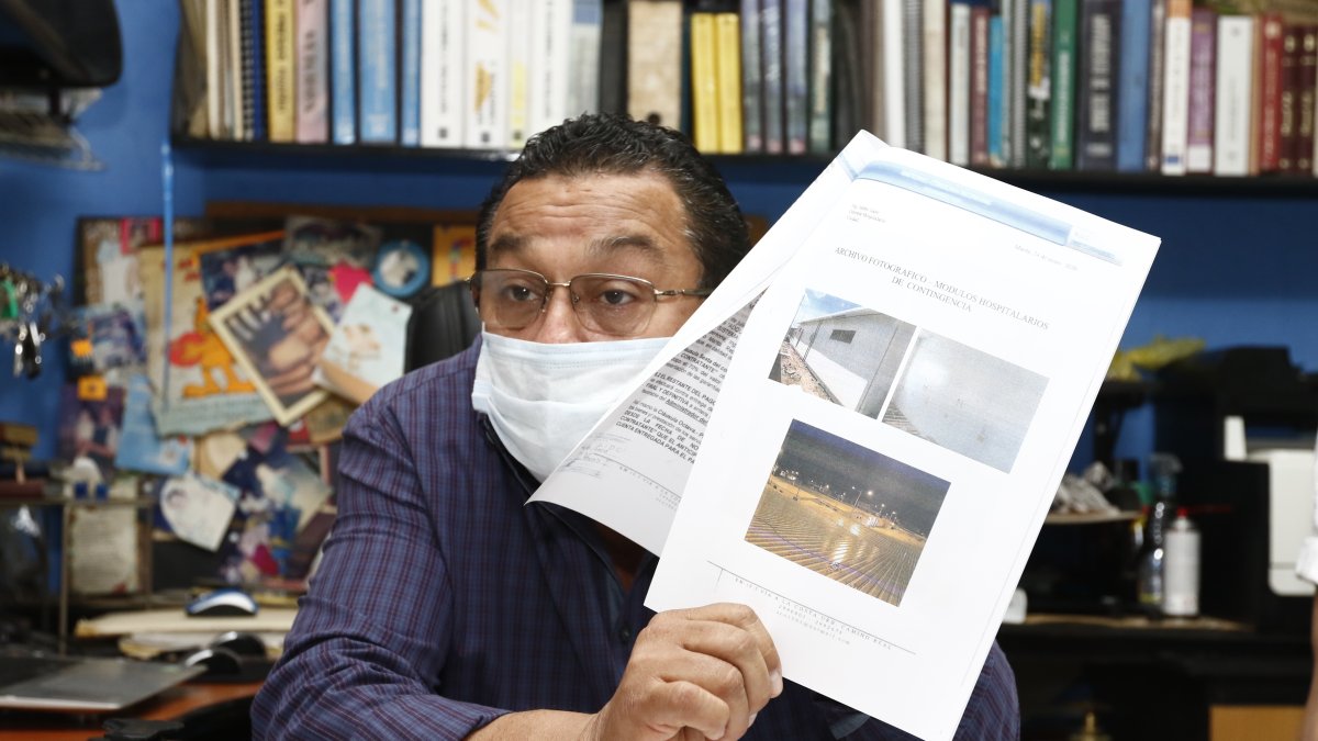 Evidencias. Antonio Córdova Neumane muestra a EXPRESO una serie de documentos sellados por el hospital como prueba.