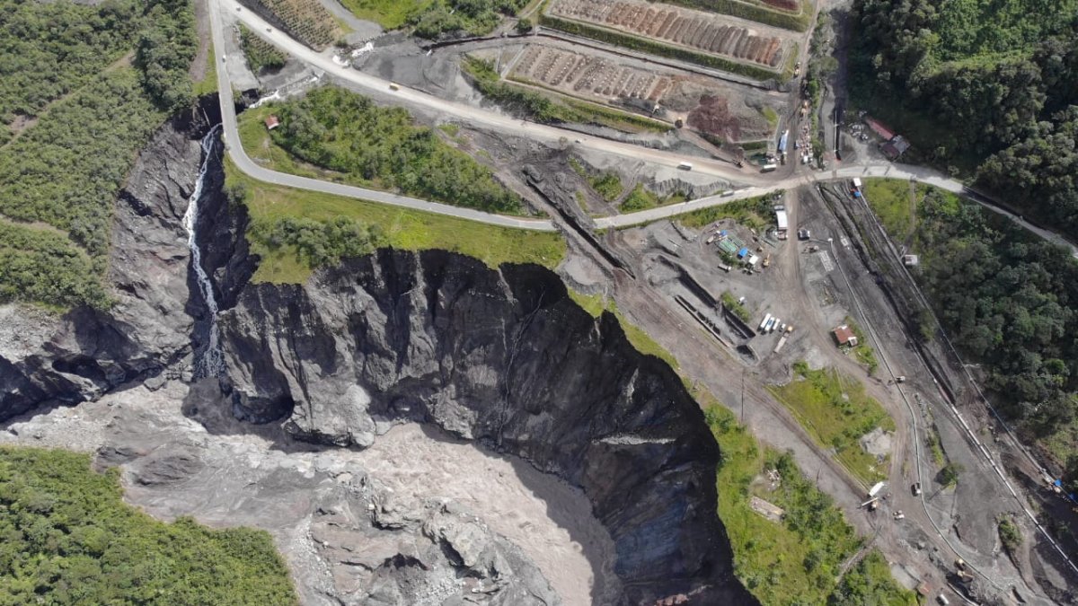 La foto facilitada por el Ing. Jorge Sevilla, tomada el 21 de julio, muestra el avance de la erosión regresiva del río Coca y el riesgo para la vía paralela, la Troncal Amazónica.
