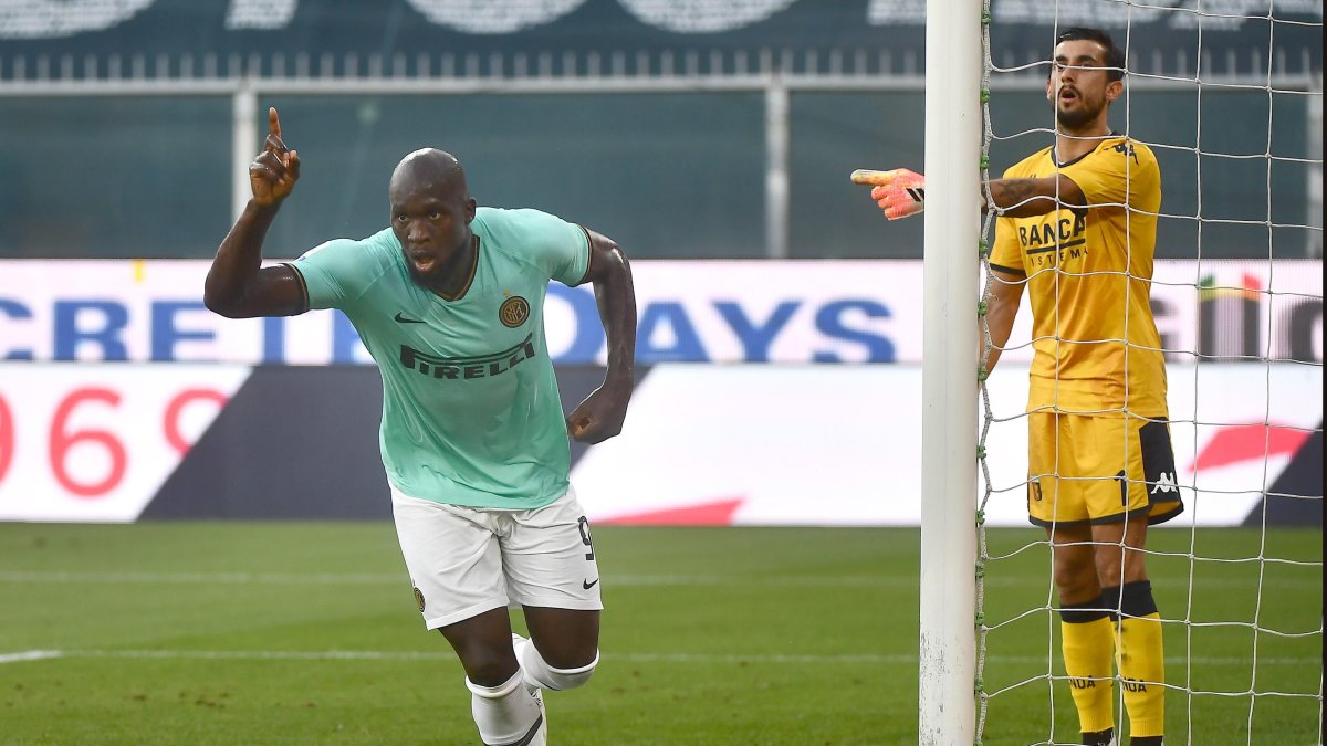 Romelu Lukaku celebra tras marcarle un tanto al Genova.