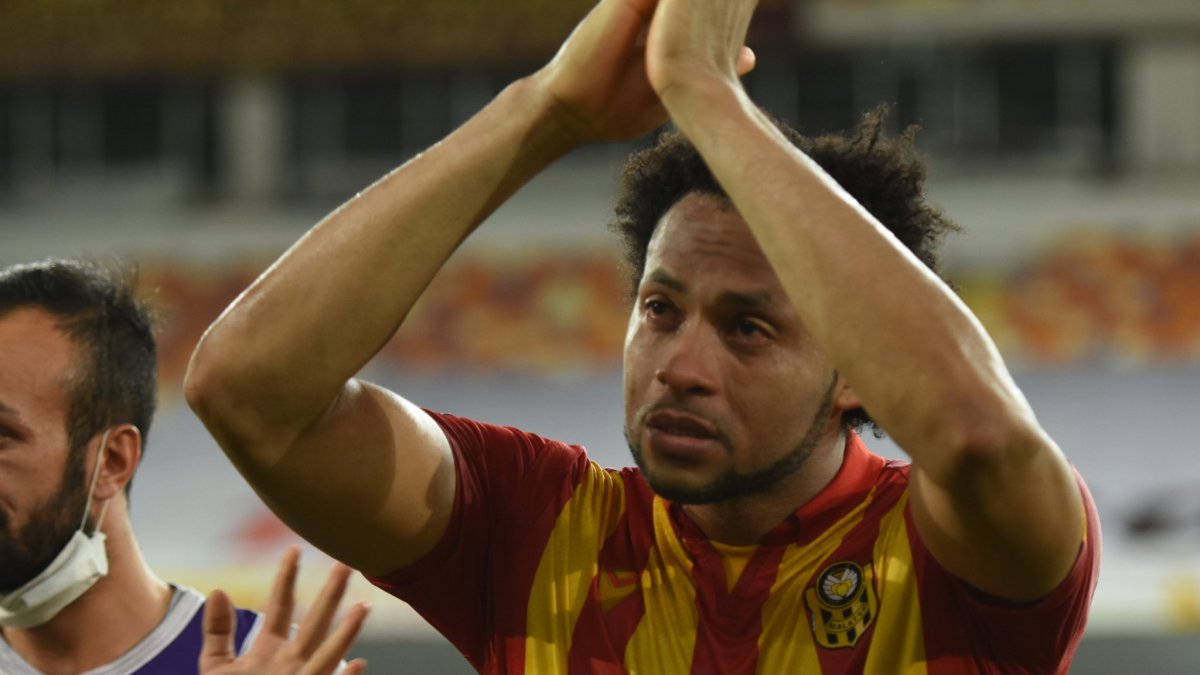 Arturo Mina se despide entre lágrimas de la afición luego del descenso del Yeni Malatyaspor.