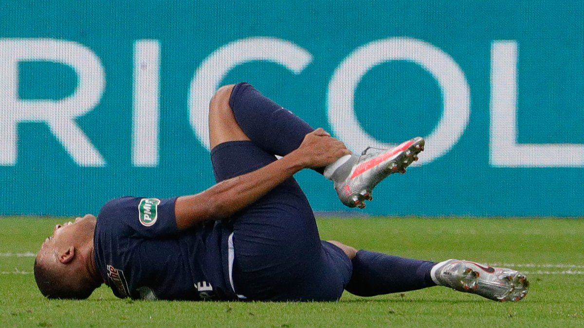 Kylian Mbappé muestra su dolor en el duelo entre el París Saint-Germain y el Saint Etienne