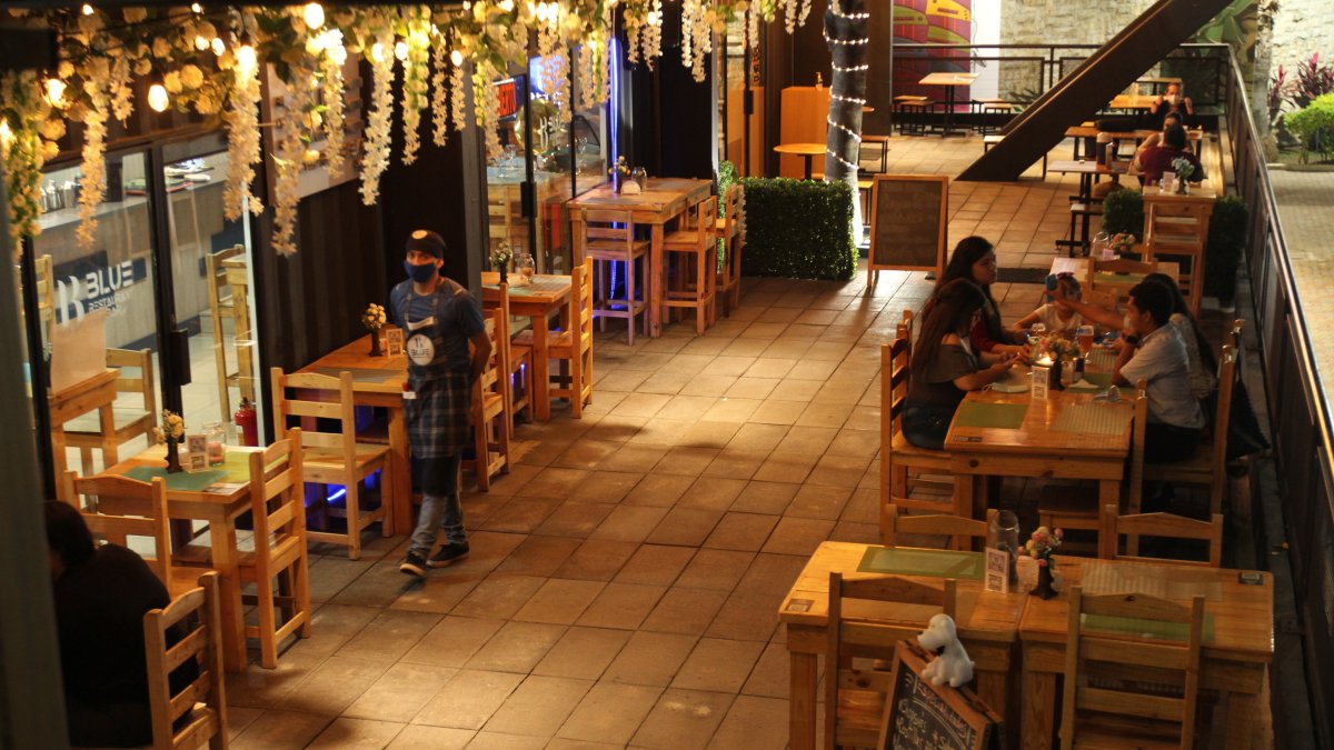 Los propietarios de los 52 locales de la plaza Guayarte buscan captar la atención de los visitantes con distintas promociones que resaltan en letreros ubicados en los exteriores de los establecimientos.