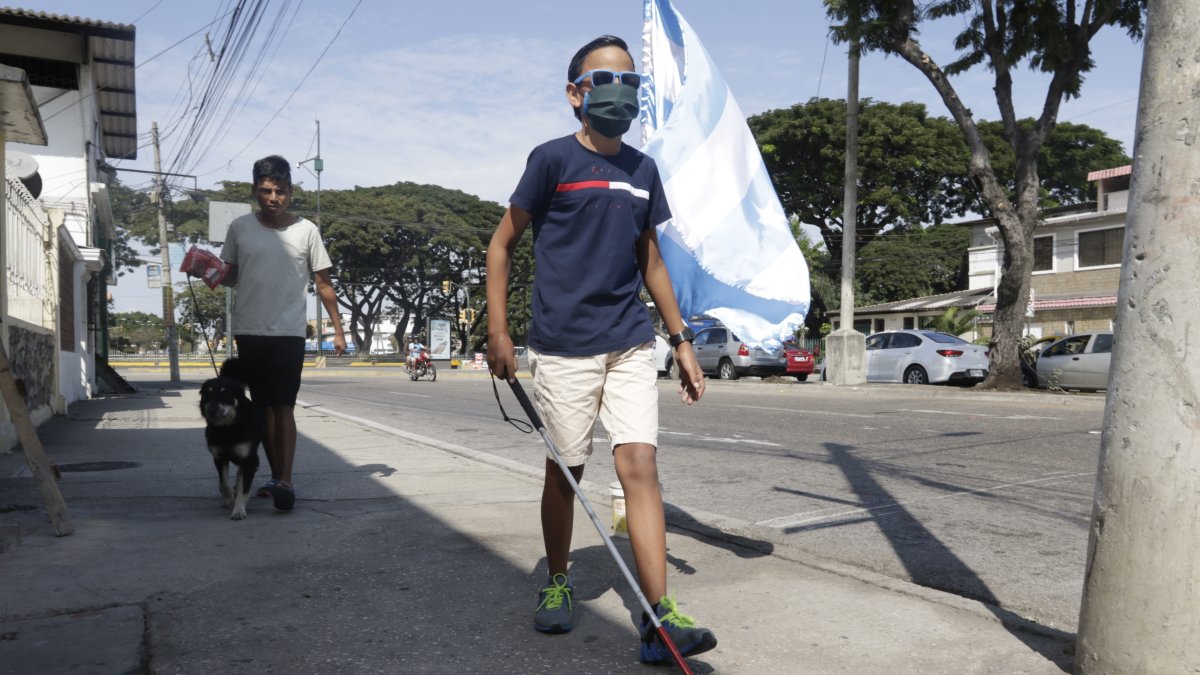 Jimmy Montenegro, de 11 años de edad, camina por la ciudadela Pradera donde vive.